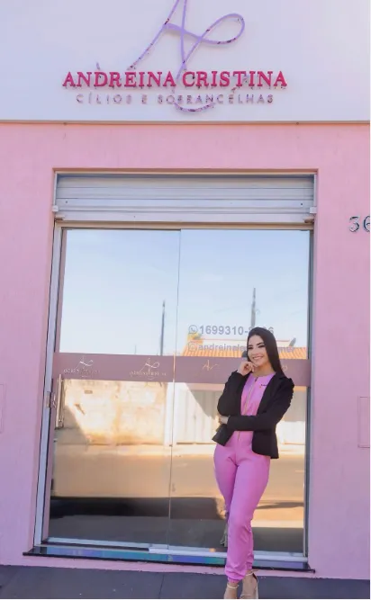 Fachada rosa da loja, com o letreiro Andreina Cristina Cílios e Sobrancelhas