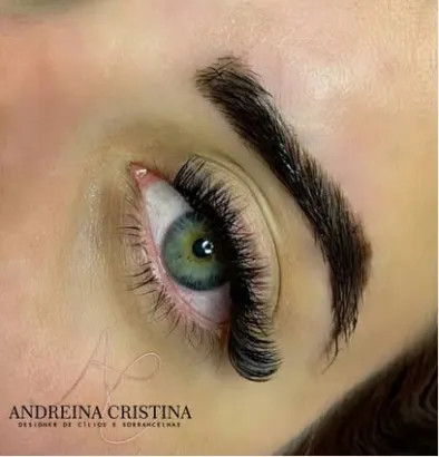 Close-up do resultado de extensão de cílios, volume natural
