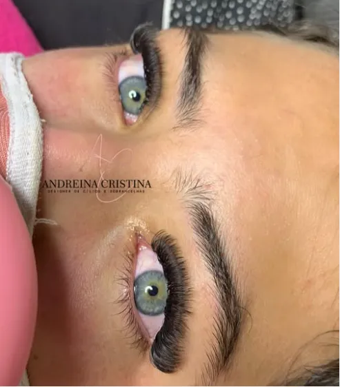 Close-up do resultado de extensão de cílios, efeito marcado